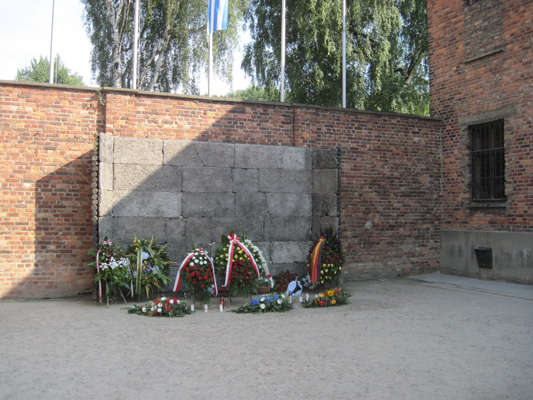 14-Auschwitz- Muro della morte tra il blocco n. 10 e blocco n. 11